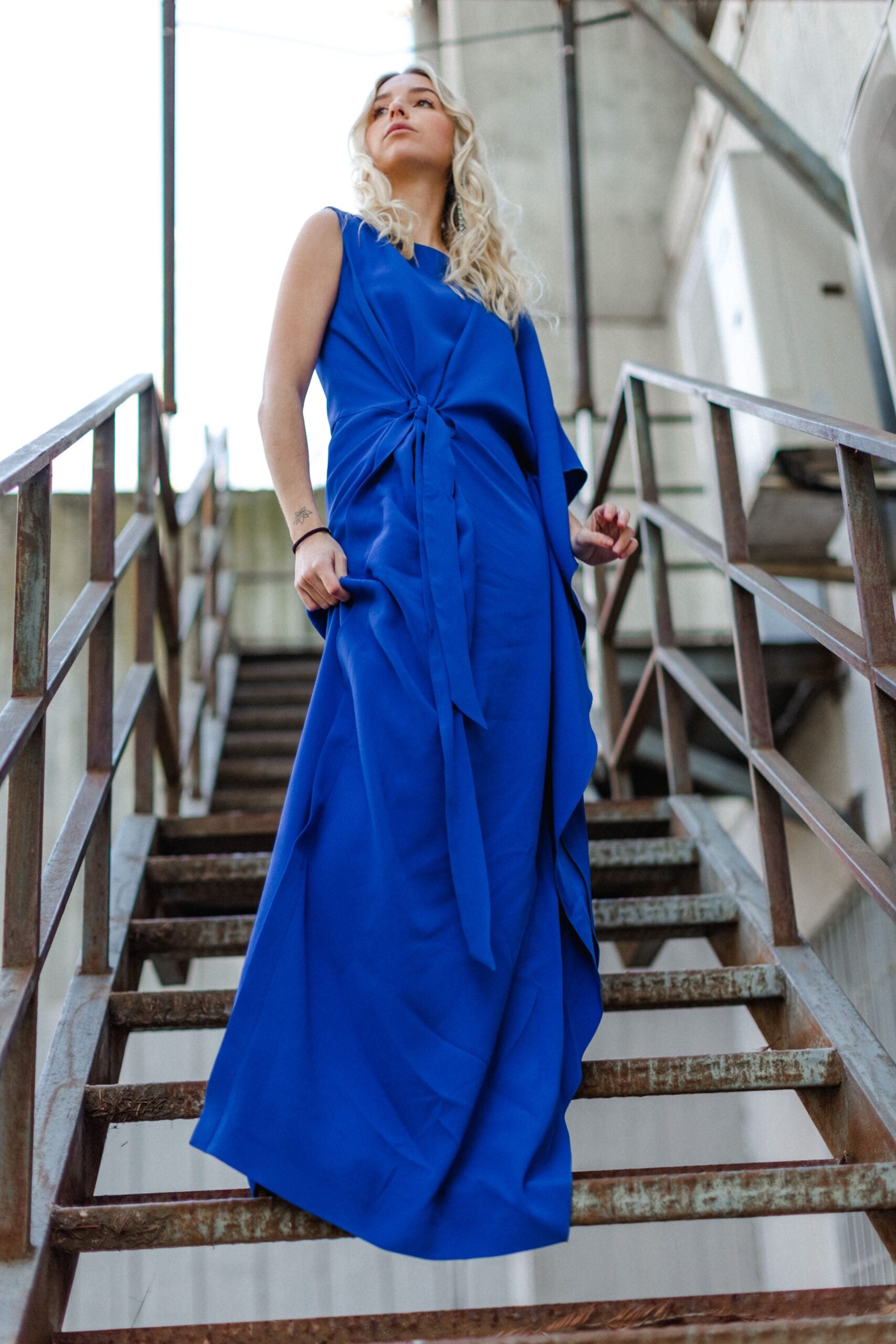 Vestido azul manga asimétrica